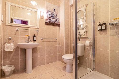 布莱克浦Hotel LUX (Rouge)的浴室配有卫生间、盥洗盆和淋浴。