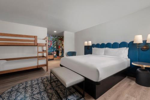 阿瓦隆Catalina Canyon Inn的配有一张床和一张书桌的酒店客房