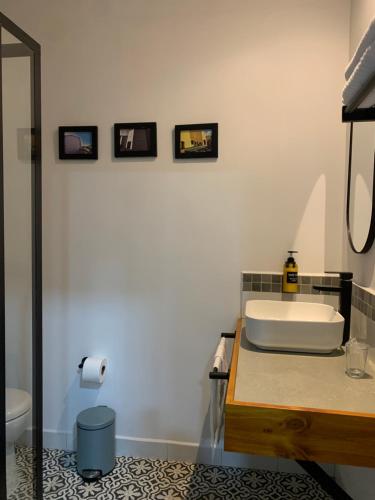 RoldanilloHotel Cocli的带浴缸、卫生间和盥洗盆的浴室