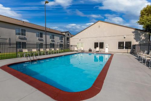 威奇托Country Inn & Suites by Radisson, Wichita East, KS的公寓大楼庭院内的游泳池