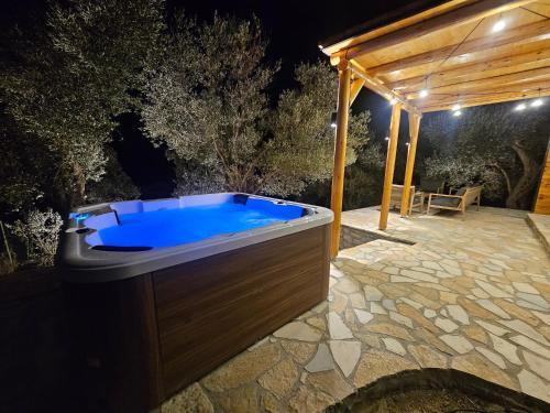 乌尔齐尼Villa Tramonto D'Oro的晚上在后院的按摩浴缸