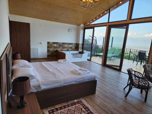 西格纳吉库斯卡旅馆的一间卧室配有一张床,浴室设有阳台
