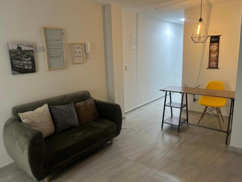 麦德林Medellin, elegante y central apartamento的客厅配有沙发和桌子