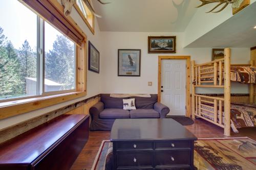 博伊西Cozy Countryside Cabin in Robie Creek Park!的带沙发和双层床的客厅