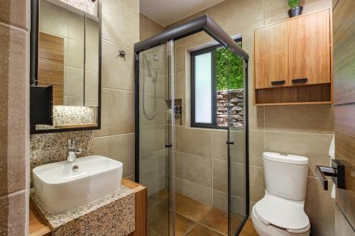墨西哥城Condesa Square by RentinBA的浴室配有卫生间、盥洗盆和淋浴。