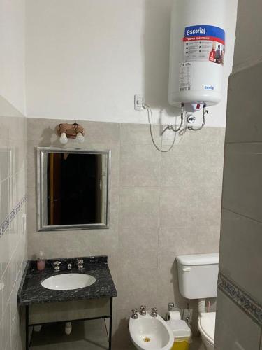 波萨达斯Glamping Urbano Posadas的一间带水槽和卫生间的浴室以及空调。
