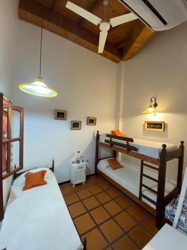 波萨达斯Glamping Urbano Posadas的一间卧室配有两张双层床。