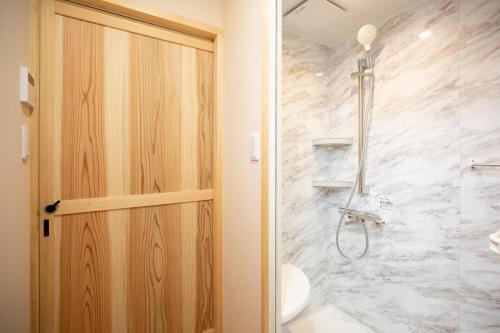 津山市城東蔵ホテルにし乃 #LJ1的带淋浴、卫生间和盥洗盆的浴室