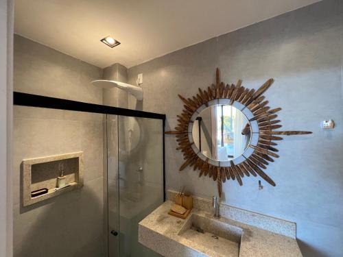 圣米格尔-杜斯米拉格里斯Kanui Mar (cobertura garden)的一间带镜子和水槽的浴室