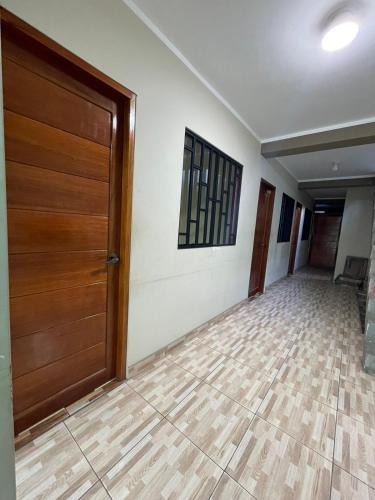 廷戈玛丽亚MAHANAIMS的走廊设有木门,铺有瓷砖地板