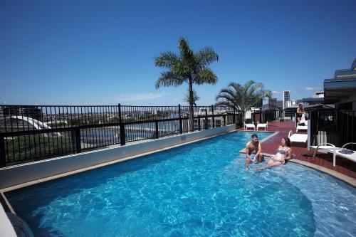 布里斯班YHA Brisbane City的两人在酒店的游泳池里