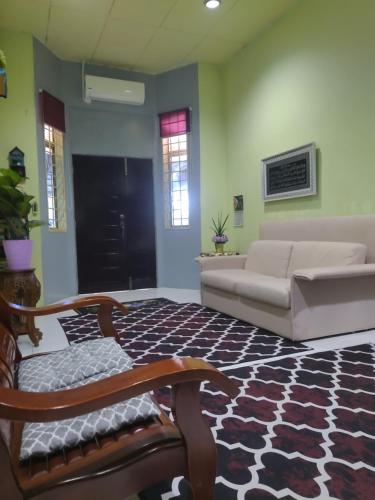 日得拉Singgahan Keluarga Jitu的带沙发和地毯的客厅