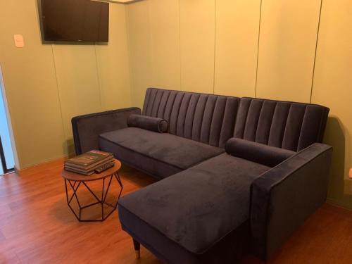 RoldanilloHotel Cocli的客厅配有沙发和桌子
