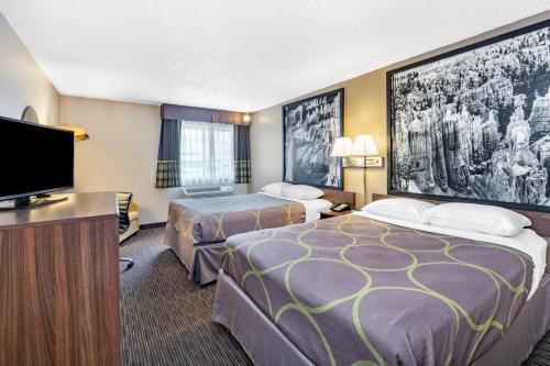 里奇菲尔德里奇菲尔德速8酒店的酒店客房设有两张床和一台平面电视。