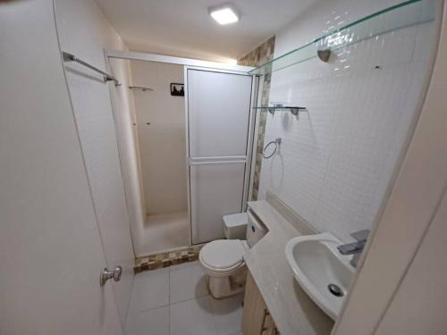 里奥阿查RH05 Riohacha amplio apto mirando al mar 2Hab 4Per的浴室配有卫生间、盥洗盆和淋浴。