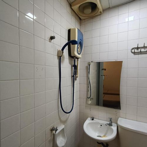 马六甲Park City Motel的带淋浴的浴室,配有水槽和镜子