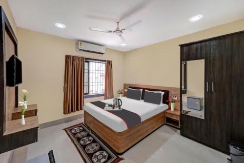 布巴内什瓦尔Goroomgo Moon Light Guest House Bhubaneswar Near Patia的一间卧室配有一张大床和电视