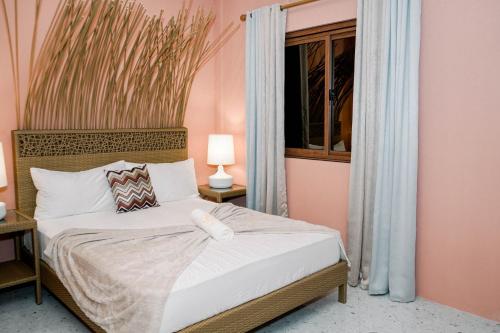潘索尔Casa Ferta的一间卧室设有一张床和一个窗口