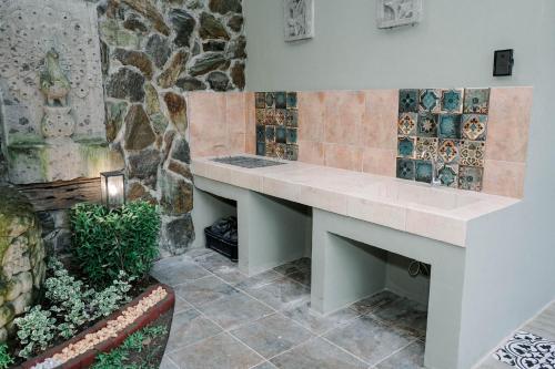 潘索尔Casa Ferta的一间带石墙和长凳的浴室