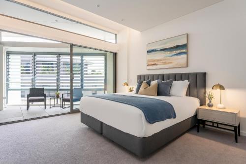 悉尼Urban Rest Double Bay Apartments的一间带大床的卧室和一个阳台