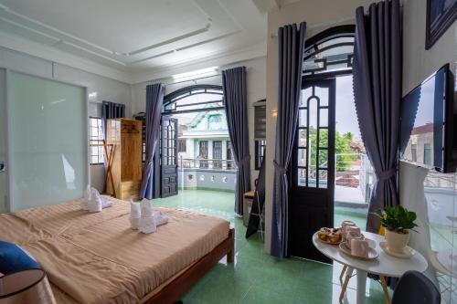 Thôn Lại ThêWINPI Homestay & Hotel的酒店客房设有一张床和一个阳台。