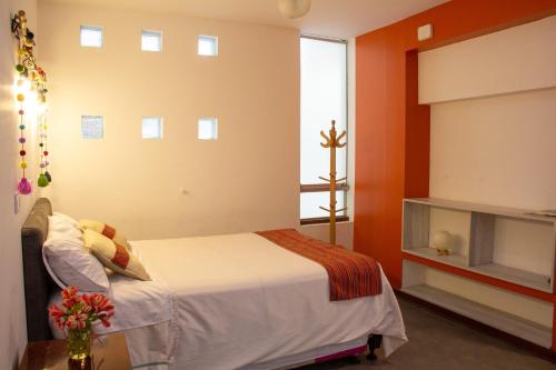 阿亚库乔Apartamento Altoandino的一间卧室设有一张床和一个窗口