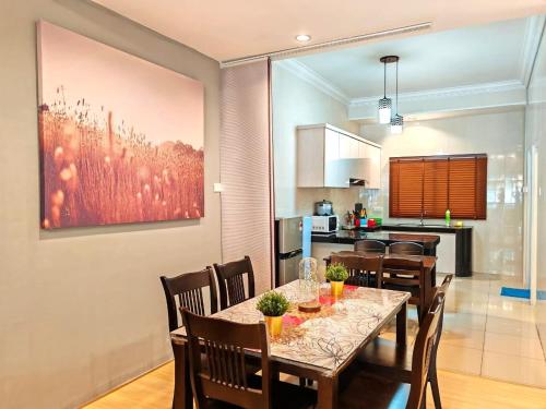 伯恩仓GWarmStay@GoldenHillsNightMarket的用餐室以及带桌椅的厨房。