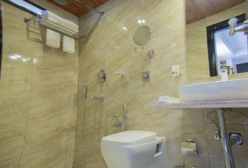 布莱尔港Hotel S R Castle的带淋浴、卫生间和盥洗盆的浴室