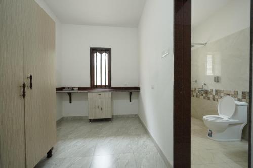 瓦加托Maior Roma by Jolly Jolly Lester的一间带卫生间、水槽和窗户的浴室