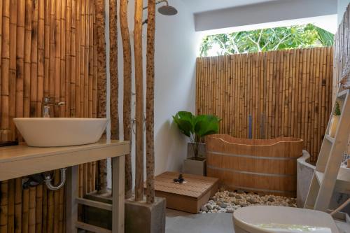 头顿Babylon Mini Resort的一间带水槽、卫生间和淋浴的浴室