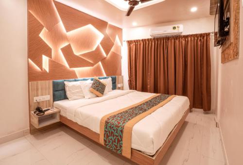 布莱尔港Ananya Residency的一间卧室,卧室内配有一张大床