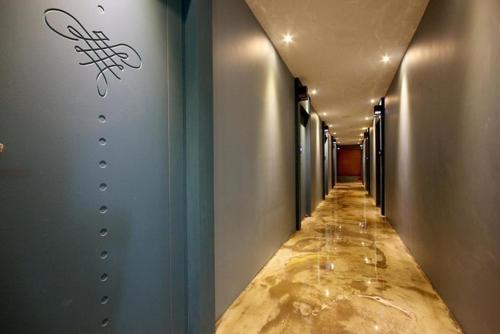 蔚山Hotel H2的一条有长排人行道的走廊