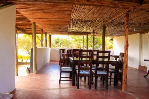 凯科罗克Mara Forest camp的一间带桌椅的用餐室