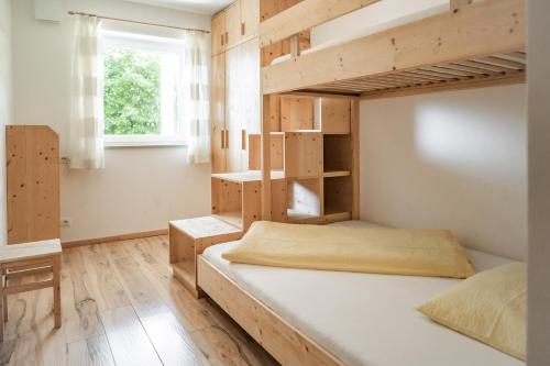 沃兰Falgerhof的一间卧室设有两张双层床和一扇窗户。