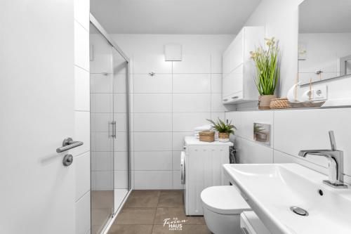 奥尔本尼兹Segler Nest的白色的浴室设有卫生间和水槽。