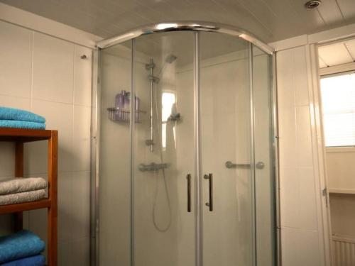 阿姆斯特丹Spacious homely house boat的浴室里设有玻璃门淋浴