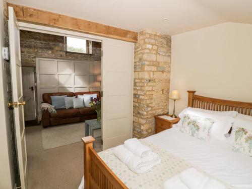 斯托尔河畔希普斯顿Old Bothy的一间卧室设有一张床和一间客厅。
