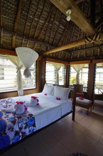 Wayasewa IslandWaya Lailai Eco Haven的一间设有床铺的卧室,位于带窗户的房间内