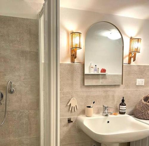 莫特拉下城区Appartement Casa Consuelo的一间带水槽、镜子和淋浴的浴室