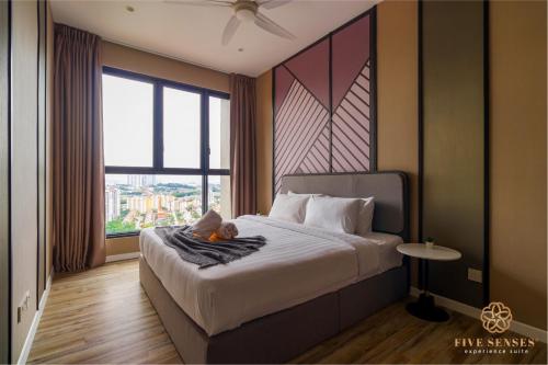 吉隆坡Millerz Square Bangsar KL, Five Senses的一间卧室设有一张大床和大窗户