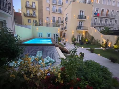 里斯本TM Luxury Apartments Lisbon的大楼内带游泳池的公寓