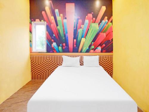 PalopoWisma Pelangi Palopo RedPartner的一张床上,墙上有彩笔