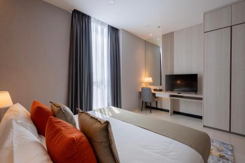 吉隆坡Societe Hartamas by Lyfehaus的酒店客房,配有床和电视