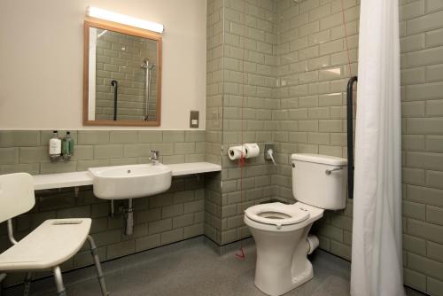BealThe Lindisfarne Inn - The Inn Collection Group的一间带卫生间、水槽和镜子的浴室