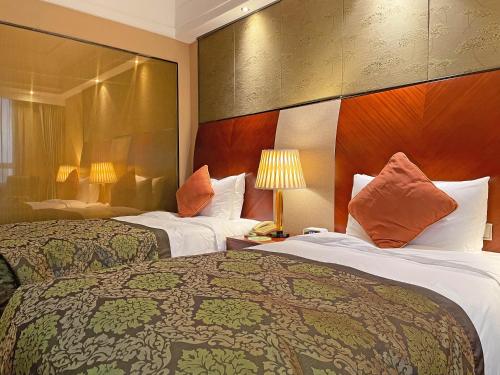 上海上海美丽园大酒店(原上海美丽园龙都大酒店)的酒店客房设有两张床和两盏灯。