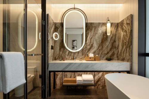 台州台州喜来登酒店的一间带水槽和镜子的浴室