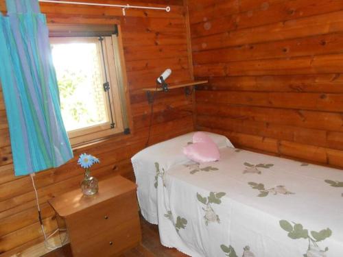 卡萨尔韦利诺Lo Chalet di Ingrid的小木屋内一间卧室,配有两张床