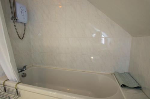 洛亨黑德Osprey View的白色的浴室设有浴缸和淋浴。