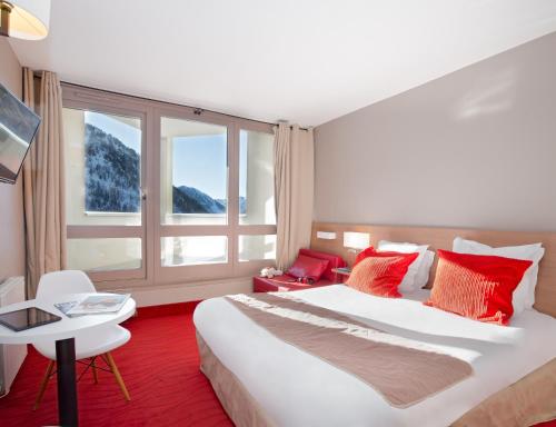 伊索拉2000SOWELL HOTELS Le Pas du Loup的一间酒店客房,设有一张大床和一个大窗户