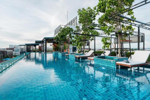 芭堤雅市中心T Pattaya Hotel by PCL的一座大楼顶部的游泳池